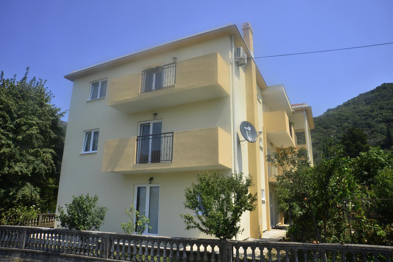 Apartman Bradasevic Tivat Buitenkant foto